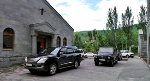 Во дворе дома губернатора Сюникской области Сурика Хачатряна. Фото: Фактинфо http://pastinfo.am/ru/node/15644