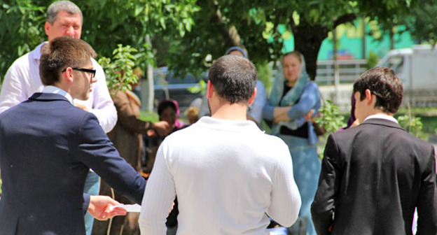 Выпускники после сдачи экзамена. Грозный, май 2015 г. Фото Магомеда Магомедова для "Кавказского узла"