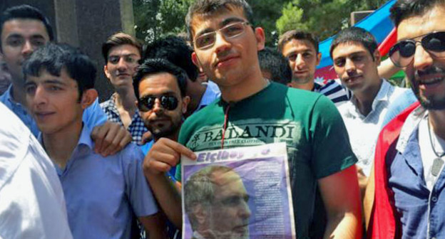 Активист  Эльвин Абдуллаев (в центре). Фото http://www.radioazadlyg.org/