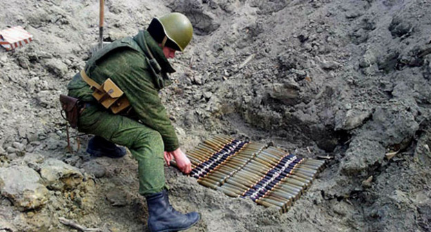 Сапер очищает от взрывоопасных предметов земельный участок. Фото: Министерство обороны РФ mil.ru