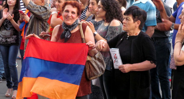 Участники акции протеста против подорожания электроэнергии в Армении. Ереван, 20 июня 2015 г. Фото Тиграна Петросяна для "Кавказского узла"