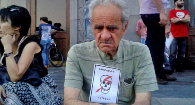 Участник акции против повышения тарифов на электроэнергию. Ереван, 21 июня 2015 г. Фото Армине Мартиросян для "Кавказского узла"