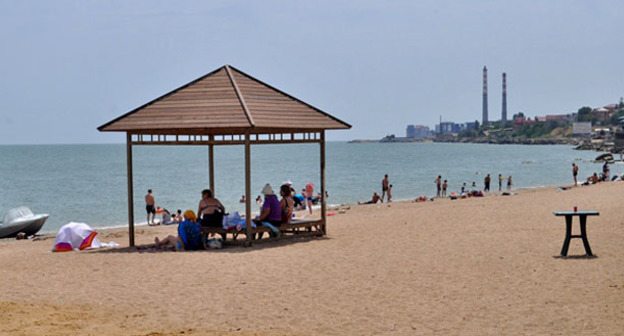 Махачкалинский городской пляж. 21 июня 2015 г. Фото Лейлы Тагировой