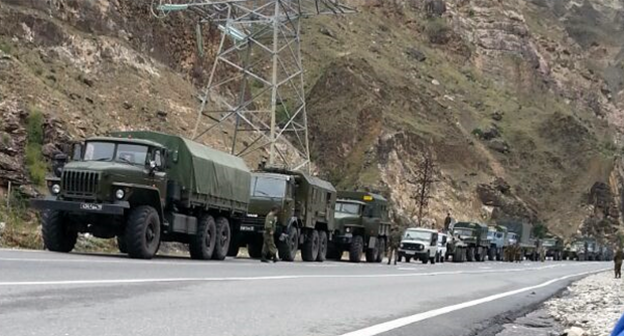 Военная техника у въезда в село Гимры. Фото: Аль-Гимравий, https://ru.wikipedia.org/wiki/%C3%E8%EC%F0%FB#/media/File:%D0%93%D0%B8%D0%BC%D1%80%D1%8B_20.09.2014.png