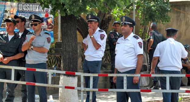 Сотрудники полиции во время акции протеста против подорожания электроэнергии. Ереван, 24 июня 2015 г. Фото Тиграна Петросяна для "Кавказского узла"