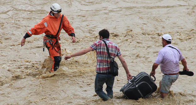 Работа спасателей МЧС во время подтопления в Сочи. Фото: http://www.blogsochi.ru/content/navodnenie-v-sochi-glazami-sotrudnikov-mchs