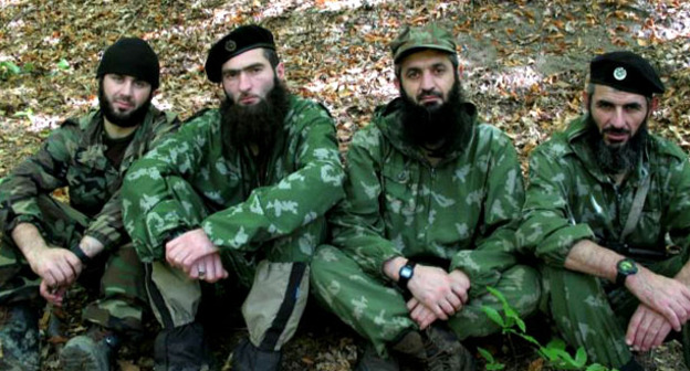Асламбек Вадалов (второй справа) один из лидеров боевиков "Имарат Кавказ" признанной террористической организацией . Фото одного из сайтов, признанной террористической организации "Имарат Кавказ"
