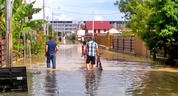 Улица поселка Мирный после ливня. Сочи, 26 июня 2015 г. Фото Анны Грицевич для "Кавказского узла"