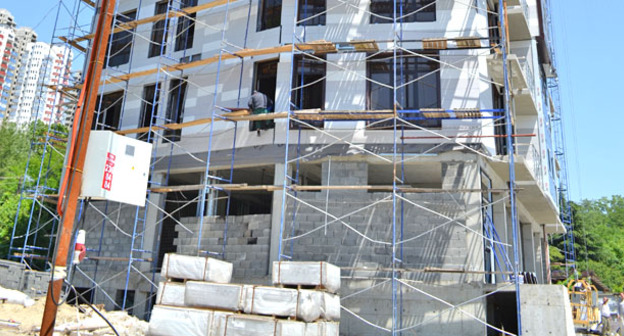 Незаконно возведенная многоэтажка на улице Полтавская в Сочи. Июнь 2015 г. Фото Светланы Кравченко для "Кавказского узла"