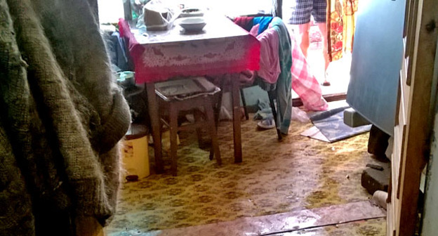 В доме пенсионеров Полянчиковых испорчена мебель, бытовая техника, полы и ковры. Сочи, 26 июня 2015 г. Фото Анны Грицевич для "Кавказского узла"