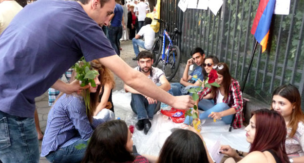 Участники акции протеста против повышения тарифов. Ереван, 27 июня 2015 г. Фото Армине Мартиросян для "Кавказского узла"