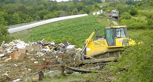 Жители села Черешня собрались на сельский сход, чтобы выяснитьпочему свалку организовали на территории села. Фото корреспондента "Кавказского узла" Жители села Черешня собрались на сельский сход, чтобы выяснитьпочему свалку организовали на территории села. Фото корреспондента "Кавказского узла"