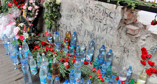 Бутылки с водой и цветы в спортивном зале школы №1. Беслан, 3 сентября 2015 г. Фото Эммы Марзоевой для "Кавказского узла"