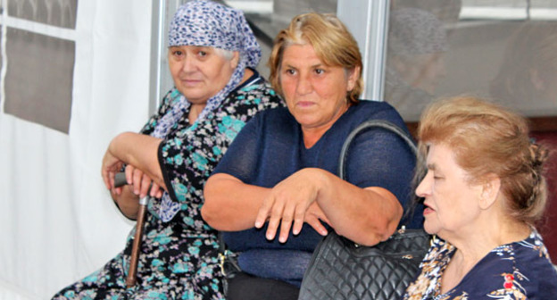 Малоимущие во время благотворительной акции, приуроченной к месяцу Рамадан. Нальчик, 2 июля 2015 г. Фото Людмилы Маратовой для "Кавказского узла"