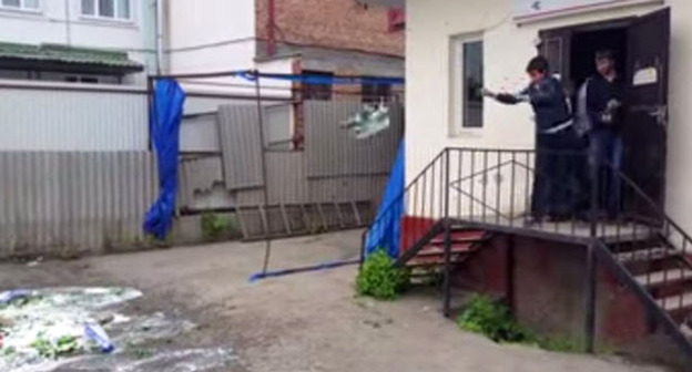 Молодые люди громят торговую точку, торгующую алкоголем. Назрань, 4 июня 2015 г. Кадр из видео пользователя magish rebellare https://www.youtube.com/watch?t=46&v=aUlypho2C7w