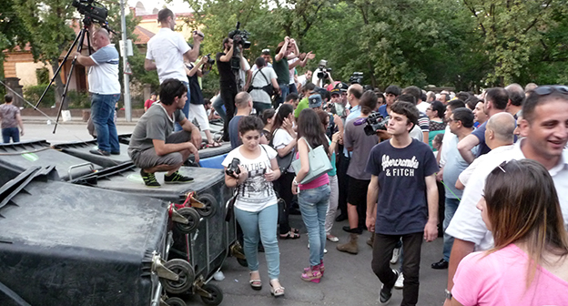 Участники протестных выступлений на проспекте Багряманя. Фото Армине Мартиросян для "Кавказского зула"