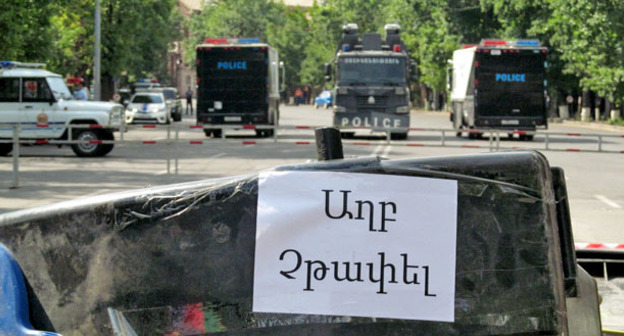 Акция протеста против подорожания электроэнергии. Надпись на плакате "Не мусорить!". 24 июня 2015 г. Фото Тиграна Петросяна для "Кавказского узла"