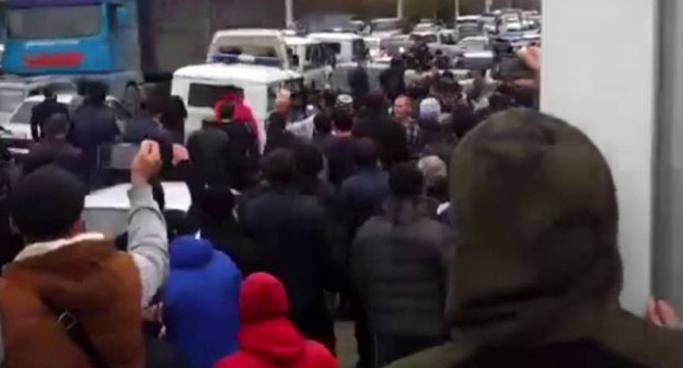 Мечеть по улице Венгерских бойцов оцеплена сотрудниками силовых структур, которые пытаются задержать прихожан. Махачкала, 31 октября 2014 г. Стоп-кадр из видео "Кавказского узла" www.youtube.com