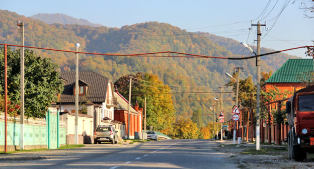 Село Сержень Юрт, улица Кадырова. Фото Магомеда Магомедова для "Кавказского узла"