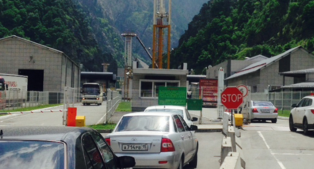 Въезд на КПП Верхний Ларс. Фото Ахмеда Альдебирова для "Кавказского узла"