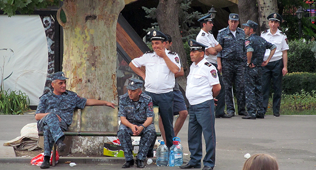 Сотрудники полиции в Ереване. Фото Армине Мартиросян для "Кавказского узла"