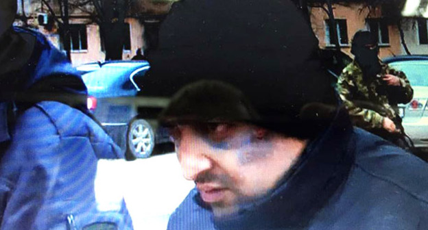 Мурад Алиев с синяком на лице. Снимок сделан с монитора во время демонстрации видео на заседании Северо-Кавказского военного суда. Ростов-на-Дону, 7 июля 2015 г. Фото Олега Пчелова для "Кавказского узла"