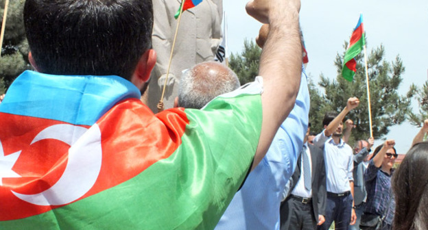 Мужчина с флагом Азербайджана на плечах. Май 2015 г. Фото Азиза Каримова для "Кавказского узла" 