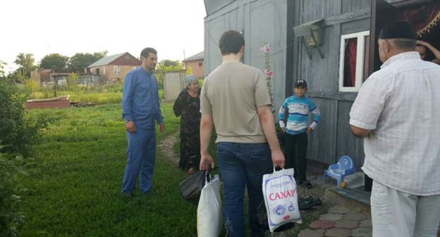 Акция по раздаче продуктов малоимущим семьям прошла в Северной Осетии. Поселок Новый Пригородный район, 12 июля 2015 г. Фото предоставлено мэром Магаса Бесланом Цечоевым