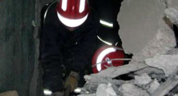 На месте происшествия работают сотрудники спасательных и чрезвычайных служб. Тбилиси, 14 июля 2015 г.  
Фото: sputnik-georgia.ru