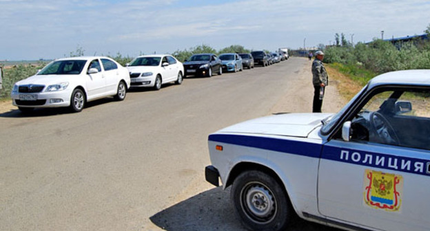 Очередь из машин на Керченской переправе. Фото Ильяса Богатырева для "Кавказского узла"