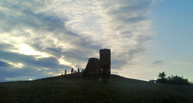 У памятника "Мы и наши горы" в Степанакерте. Нагорный Карабах, 8 июля 2015 г. Фото Алвард Григорян для "Кавказского узла"