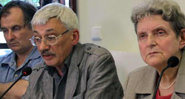 Александр Черкасов, Олег Орлов, Светлана Ганнушкина (слева направо) во время открытии выставки "Бесконечная история: насилие и безнаказанность на Северном Кавказе". Москва, 15 июля 2015 г. Фото Карины Гаджиевой для "Кавказского узла"