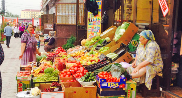 Фруктовый прилавок в центре Грозного. Фото Магомеда Магомедова для "Кавказского узла"
