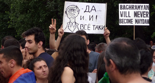 Участники акции протеста против подорожания электроэнергии. Надпись на плакате "Баграмян никогда не станет Майданом" (справа).Надпись на плакате: Цитаты начала ответов С. Саргсяна в интервью с В. Познером (плакат слева). Ереван, 29 июня 2015 г. Фото Армине Мартиросян для "Кавказского узла"
