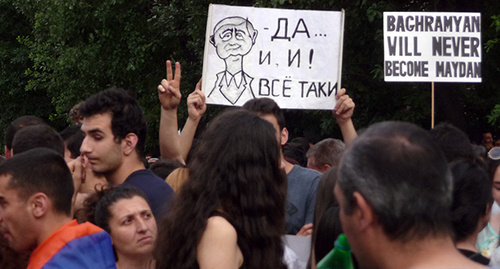 Участники акции протеста против подорожания электроэнергии. Надпись на плакате "Баграмян никогда не станет Майданом" (справа).Надпись на плакате: Цитаты начала ответов С. Саргсяна в интервью с В. Познером (плакат слева). Ереван, 29 июня 2015 г. Фото Армине Мартиросян для "Кавказского узла"