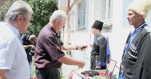Перед началом церемонии открытия мемориальной доски на доме, где проживал атаман Владимир Костионов. Владикавказ, 15 июля 2015 г. Фото Дмитрия Тамерланова для "Кавказского узла"