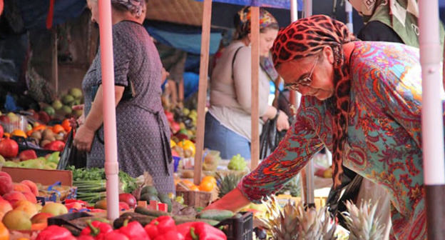 Республиканский рынок Беркат в Грозном в канун празднования Ураза-Байрам. 16 июля 2015 г. Фото Магомеда Магомедова для "Кавказского узла"