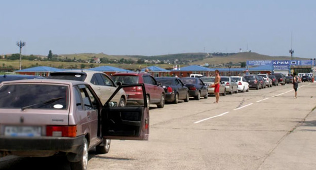 Очередь из машин на Керченской переправе. Фото http://kerch.fm/2010/08/12/na-kerchenskoj-paromnoj-pereprave-pik-zagruzhennosti.html