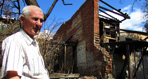 Валерий Котельников, активист общественного движения "За сохранение культурного наследия" демонстрирует бесхозные памятники культуры второй половины XIX века, расположенные в Ворошиловском районе Волгограда. Июль 2015 г. Фото Вячеслава Ященко для "Кавказского узла"