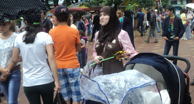 Жители Нальчика в парке культуры и отдыха. 17 июля 2015 г. Фото Людмилы Маратовой для "Кавказского узла"