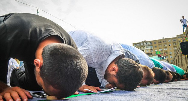 Верующие во время молитвы. Фото Азиза Каримова для "Кавказского узла"