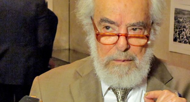 Искусствовед из Ливана армянского происхождения Арутюн Торосян. Государственный историко-краеведческий музей в Степанакерте. 18 июля 2015 г. Фото Алвард Григорян для "Кавказского узла"