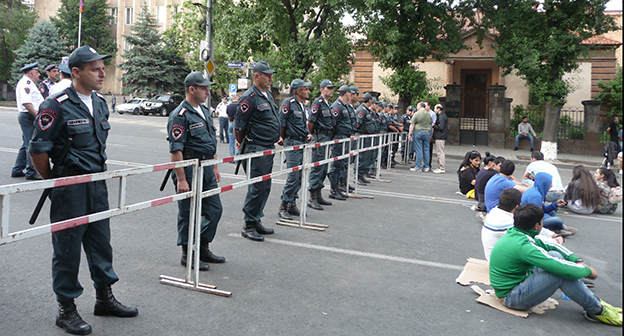 Полицейские на проспекте Баграмяна во время акции протеста против подорожания электроэнергии. Ереван, 29 июня 2015 г. Фото Армине Мартиросян для "Кавказского узла"
