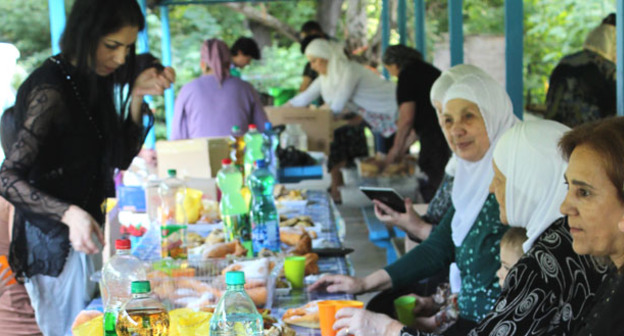 Блюдами адыгской кухни угостили сирийских черкесов жительницы республики, организовавшие праздничный обед. КБР, 18 июля 2015 г. Фото Людмилы Маратовой для "Кавказского узла"