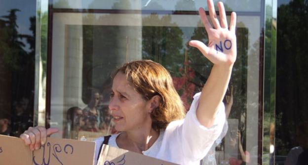 Лидер движения «Партизанское садоводство» Ната Перадзе во время акции "Нет панораме Тбилиси". 19 июля 2015 г. Фото Эдиты Бадасян для "Кавказского узла"