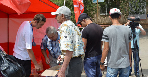 Пикеты в Волжском в поддержку жителей Луганска. Волжский, 18 июля 2015 г. Фото Татьяны Филимоновой для "Кавказского узла"