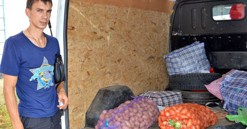 Коммунисты Волжского собрали на пикетах почти 400 кг продуктов для жителей Луганской народной республики. Волжский, 18 июля 2015 г. Фото Татьяны Филмоновой для "Кавказского узла"