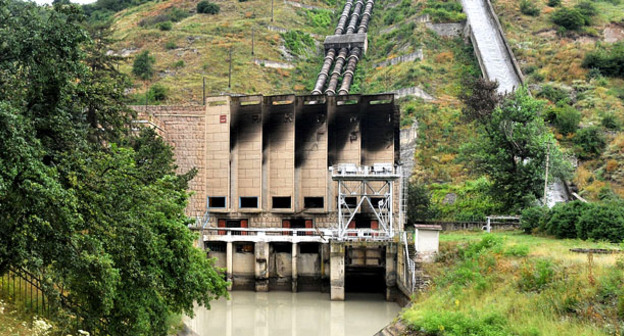 Баксанская ГЭС после диверсии 21 июля 2010 года. Фото: Aleshru https://ru.wikipedia.org