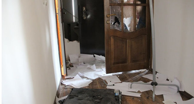 Разбитая дверь и разбросанные документы в офисе КПП в Грозном. 3 июня 2015 г. 