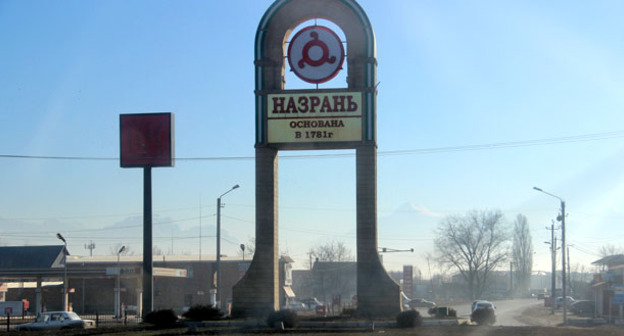 Стела на дорожной развязке в Назрани. Фото Магомеда Магомедова для "Кавказского узла"